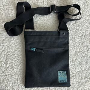 Dakine Canvas Crossbody Bag Black Slim Profile